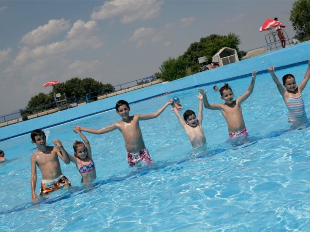 Cogidos de la mano en la piscina